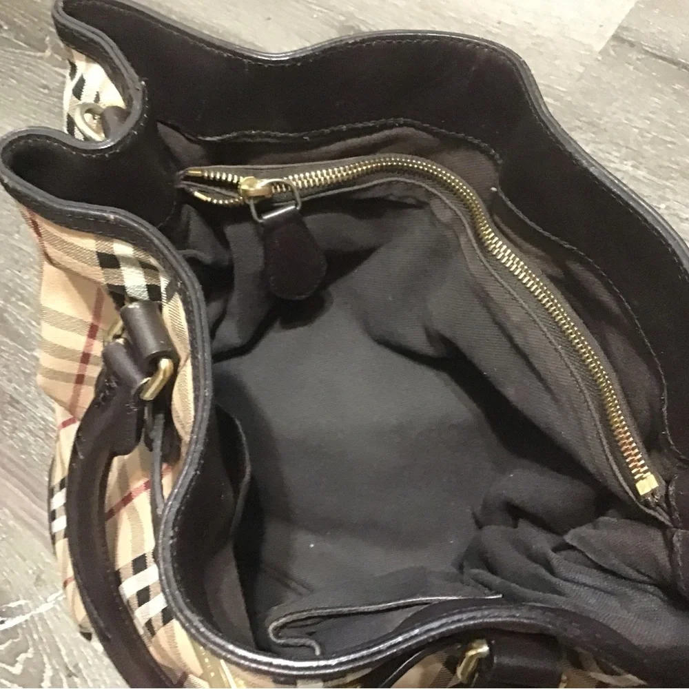 Burberry Bags - Picture 14 of 16